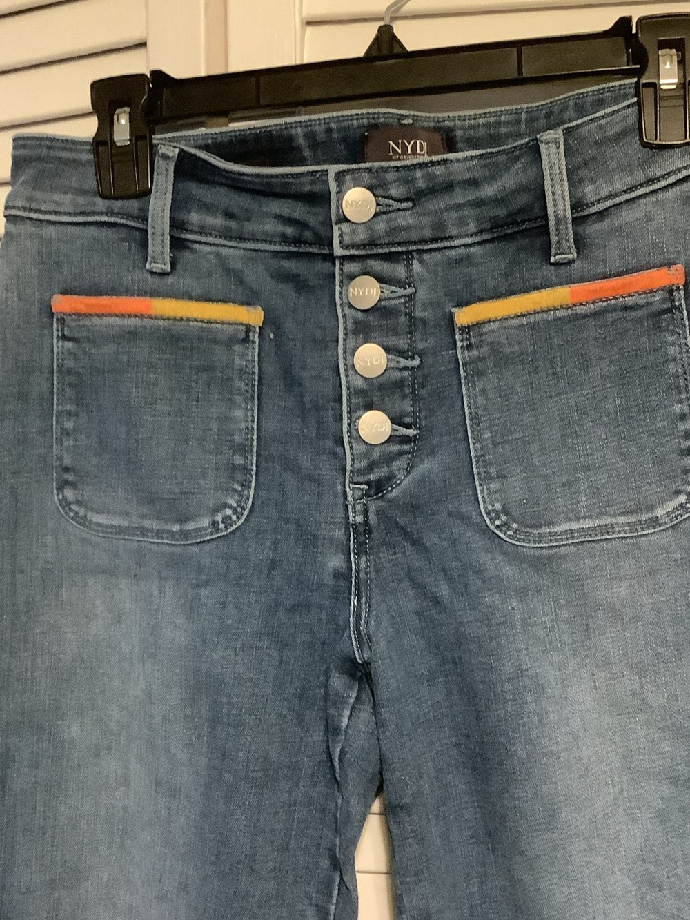 NWOT!! NYDJ Women’s Slim Straight Jeans with embroidered pocket trim, size 8